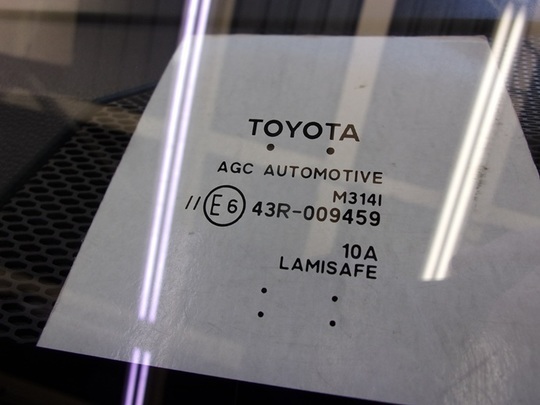 トヨタ カローラツーリング（ZWE211W） 飛び石によるフロントガラス